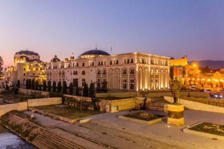 Téléchargez les photos : Théâtre national et musée de la lutte macédonienne à Skopje, Macédoine du Nord - en image libre de droit