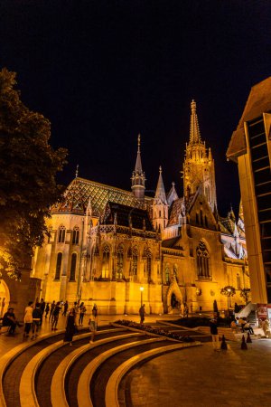 Foto de BUDAPEST, HUNGRÍA - 14 de agosto de 2019: Vista nocturna de la iglesia Matthias en el castillo de Buda en Budapest, Hungría - Imagen libre de derechos