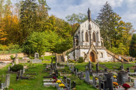 Foto de Cementerio y capilla de St Maxmilian en el pueblo de Svaty Jan pod Skalou, República Checa - Imagen libre de derechos
