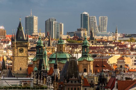 Téléchargez les photos : Tours anciennes et nouvelles de Prague, République tchèque - en image libre de droit