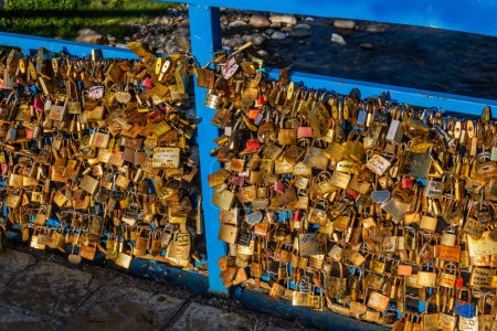 Téléchargez les photos : PRIZREN, KOSOVO - 11 AOÛT 2019 : Serrures d'amour sur un pont à Prizren, Kosovo - en image libre de droit