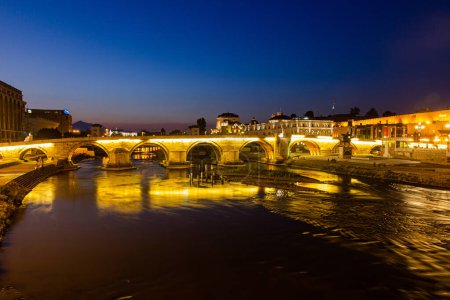 Foto de Vista nocturna del puente de piedra en Skopje, Macedonia del Norte - Imagen libre de derechos