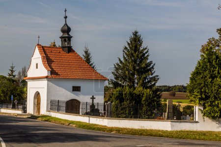 Téléchargez les photos : Chapelle du cimetière dans le village de Hlasivo, République tchèque - en image libre de droit