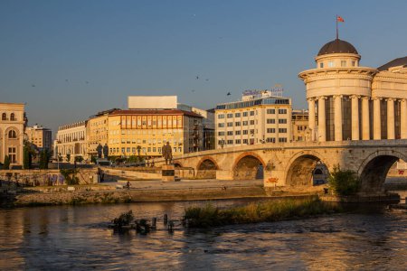 Foto de SKOPJE, MACEDONIA DEL NORTE - 10 DE AGOSTO DE 2019: Puente de piedra en Skopje, Macedonia del Norte - Imagen libre de derechos
