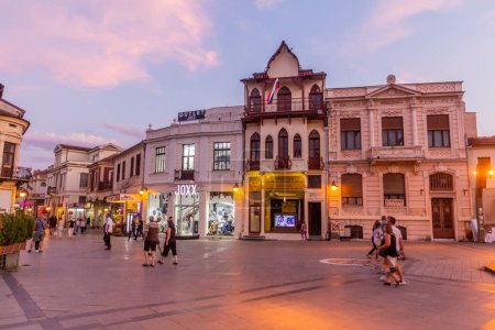 Téléchargez les photos : BITOLA, MACÉDOINE DU NORD - 5 AOÛT 2019 : Vue du soir de la place Magnolia à Bitola, Macédoine du Nord - en image libre de droit