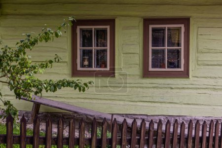 Téléchargez les photos : Fenêtres d'une vieille maison dans le village de Vlkolinec dans les montagnes de Nizke Tatry, Slovaquie - en image libre de droit
