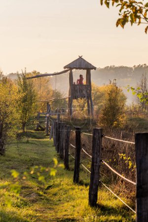 Téléchargez les photos : Tour de guet et clôture électrique autour de la réserve naturelle de Milovice accueillant chevaux sauvages et aurochs, République tchèque - en image libre de droit