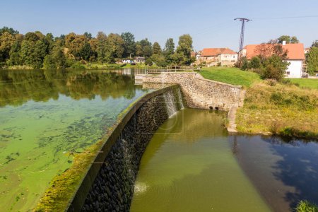 Téléchargez les photos : Barrage de l'étang Kambersky rybnik dans le village de Kamberk, République tchèque - en image libre de droit