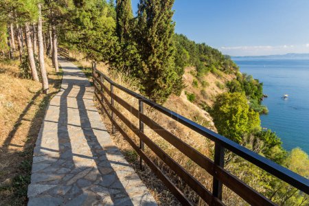 Téléchargez les photos : Sentier pédestre le long du lac d'Ohrid près de la ville d'Ohrid, Macédoine du Nord - en image libre de droit