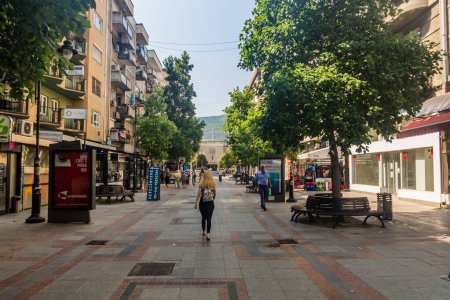 Téléchargez les photos : SKOPJE, MACÉDOINE DU NORD - 9 AOÛT 2019 : Rue piétonne à Skopje, Macédoine du Nord - en image libre de droit