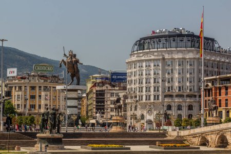 Foto de SKOPJE, MACEDONIA DEL NORTE - 9 DE AGOSTO DE 2019: Vista de la plaza de Macedonia en Skopje, Macedonia del Norte - Imagen libre de derechos