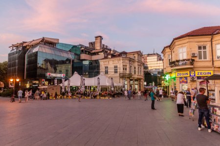 Téléchargez les photos : BITOLA, MACÉDOINE DU NORD - 5 AOÛT 2019 : Vue du soir de la place Magnolia à Bitola, Macédoine du Nord - en image libre de droit