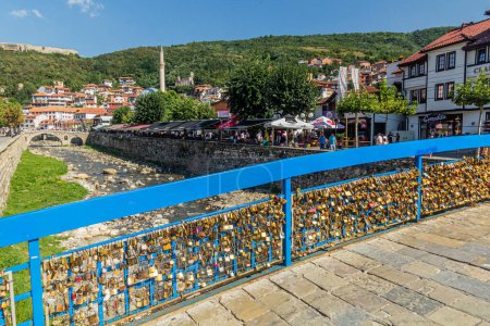 Téléchargez les photos : PRIZREN, KOSOVO - 12 AOÛT 2019 : Serrures d'amour sur un pont à Prizren, Kosovo - en image libre de droit