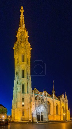Téléchargez les photos : Vue du soir de l'église Matthias au château de Buda à Budapest, Hongrie - en image libre de droit