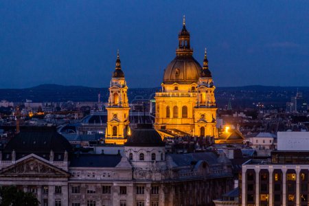 Téléchargez les photos : Vue du soir de la basilique Saint-Étienne à Budapest, Hongrie - en image libre de droit