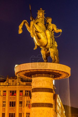 Téléchargez les photos : SKOPJE, MACÉDOINE DU NORD - 9 AOÛT 2019 : Monument Alexandre le Grand (guerrier à cheval) sur la place de Macédoine à Skopje, Macédoine du Nord - en image libre de droit