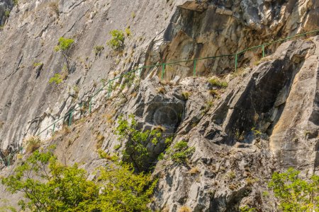 Téléchargez les photos : Garde-corps d'un chemin dans le canyon de Matka en Macédoine du Nord - en image libre de droit
