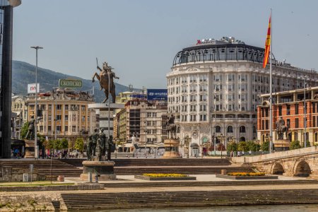 Foto de SKOPJE, MACEDONIA DEL NORTE - 9 DE AGOSTO DE 2019: Vista de la plaza de Macedonia en Skopje, Macedonia del Norte - Imagen libre de derechos