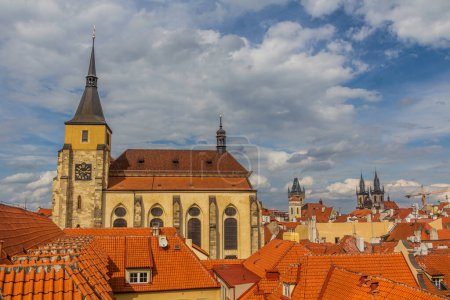 Téléchargez les photos : Skyline de Prague avec l'église St. Giles, République tchèque - en image libre de droit