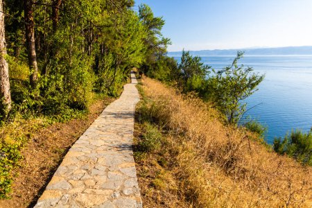 Téléchargez les photos : Sentier pédestre le long du lac d'Ohrid près de la ville d'Ohrid, Macédoine du Nord - en image libre de droit