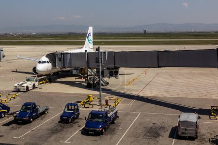 Foto de PRISTINA, KOSOVO - 14 de agosto de 2019: Avión en el Aeropuerto Internacional de Pristina, Kosovo - Imagen libre de derechos
