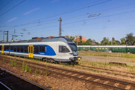 Foto de BUDAPEST, HUNGRÍA - 15 de agosto de 2019: Stadler FLIRT unidad múltiple eléctrica de MAV (Ferrocarriles Estatales Húngaros) en Budapest. - Imagen libre de derechos