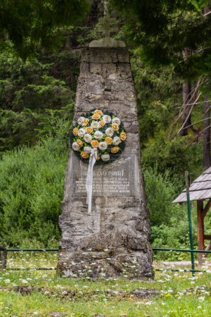 Téléchargez les photos : NIZKE TATRY, SLOVAQUIE - 15 AOÛT 2020 : Monument de l'insurrection nationale slovaque dans la vallée de la dolina de Ludrovska dans les montagnes de Nizke Tatry, Slovaquie - en image libre de droit