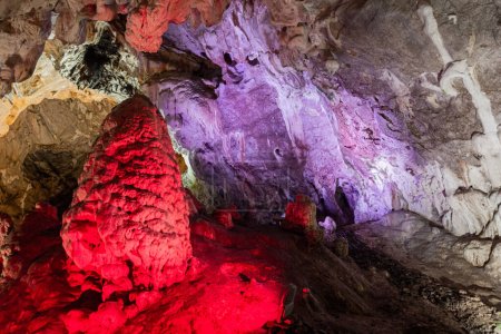 Foto de Cueva de Vrelo en el cañón de Matka en Macedonia del Norte - Imagen libre de derechos