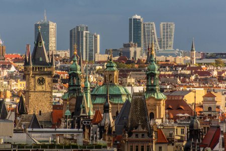Téléchargez les photos : Tours anciennes et nouvelles de Prague, République tchèque - en image libre de droit