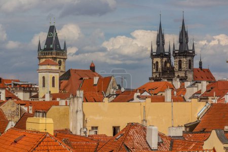 Foto de Skyline de Praga con la Iglesia de Nuestra Señora ante Tyn y la torre del Ayuntamiento Viejo, República Checa - Imagen libre de derechos
