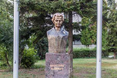 Téléchargez les photos : PRISTINA, KOSOVO - 13 AOÛT 2019 : Monument Madeleine Albright à Pristina, Kosovo - en image libre de droit