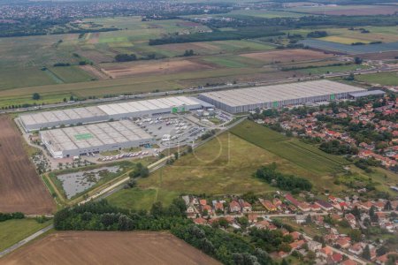 Téléchargez les photos : Vue aérienne d'un centre logistique dans la ville d'Ullo, Hongrie - en image libre de droit
