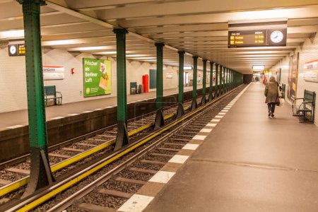 Foto de BERLÍN, ALEMANIA - 23 DE ENERO DE 2020: Vista de la estación de metro U-Bahn Kaiserdamm en Berlín. - Imagen libre de derechos