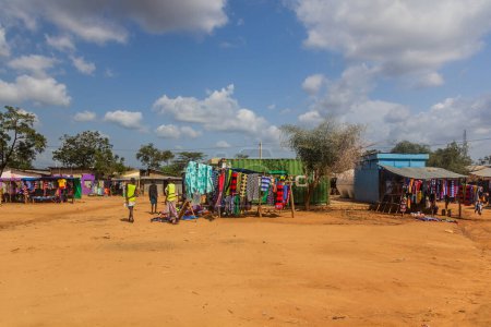 Foto de TURMI, ETIOPÍA - 3 DE FEBRERO DE 2020: Vista del mercado de la tribu Hamer en Turmi, Etiopía - Imagen libre de derechos