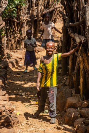 Foto de KONSO, ETIOPÍA - 7 DE FEBRERO DE 2020: Niños en un pueblo tradicional de Konso, Etiopía - Imagen libre de derechos