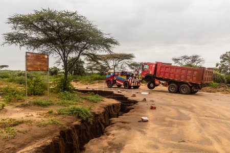 Téléchargez les photos : OMO VALLEY, ÉTHIOPIE - 4 FÉVRIER 2020 : Camion remorqué sur une route de boue dans la vallée d'Omo, en Éthiopie - en image libre de droit