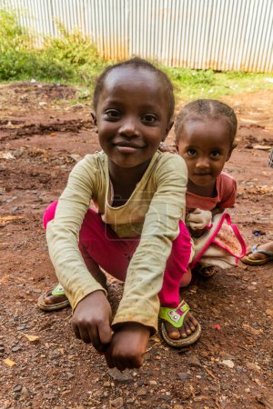 Téléchargez les photos : ARBA MINCH, ÉTHIOPIE - 29 JANVIER 2020 : Jeunes filles à Arba Minch, Éthiopie - en image libre de droit