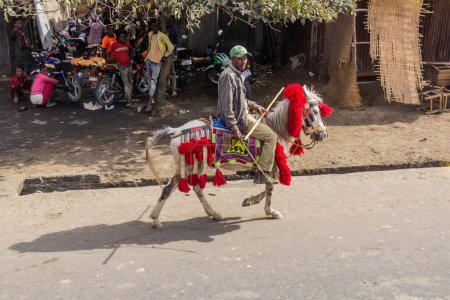 Foto de ZIWAY, ETIOPÍA - 25 DE ENERO DE 2020: Jinete de caballos en la ciudad de Ziway, Etiopía - Imagen libre de derechos