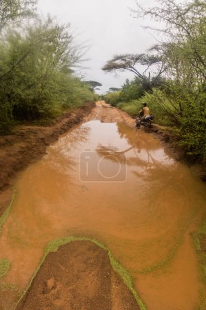 Téléchargez les photos : Moto sur une route boueuse dans la vallée d'Omo, Éthiopie - en image libre de droit
