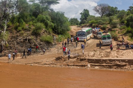 Téléchargez les photos : OMO VALLEY, ÉTHIOPIE - 4 FÉVRIER 2020 : Des gens attendent au gué de la rivière Kizo, en Éthiopie - en image libre de droit
