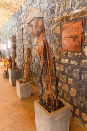 Foto de KONSO, ETIOPÍA - 7 DE FEBRERO DE 2020: Estatuas de madera conmemorativas de Waka (Waga) de la cultura Konso, Etiopía. Están talladas en honor de los guerreros Konso y sus esposas.. - Imagen libre de derechos