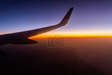 Foto de View of sunset from an airplane - Imagen libre de derechos