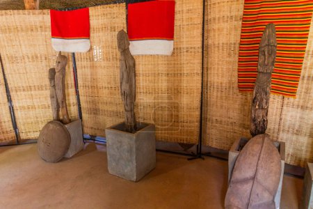 Téléchargez les photos : KONSO, ÉTHIOPIE - 7 FÉVRIER 2020 : Statues en bois commémoratives de Waka (Waga) de la culture Konso, Éthiopie. Ils sont sculptés en l'honneur des guerriers Konso et de leurs épouses. - en image libre de droit
