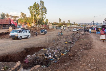 Téléchargez les photos : KONSO, ÉTHIOPIE - 6 FÉVRIER 2020 : Circulation dans une rue à Konso, en Éthiopie - en image libre de droit