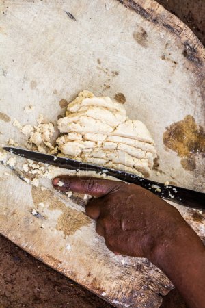 Téléchargez les photos : Dorze femme prépare la pâte pour le pain kocho en enset (fausse banane), source importante de nourriture, Ethiopie - en image libre de droit
