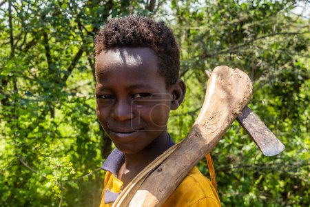 Téléchargez les photos : OMO VALLEY, ÉTHIOPIE - 3 FÉVRIER 2020 : Garçon avec une hache dans la vallée d'Omo, Éthiopie - en image libre de droit