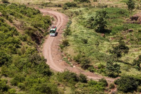 Foto de Autobús local en una carretera rural cerca de Arba Minch, Etiopía - Imagen libre de derechos