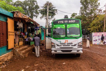 Téléchargez les photos : KEY AFER, ÉTHIOPIE - 2 FÉVRIER 2020 : Bus sur une route boueuse à Key Afer, Éthiopie - en image libre de droit