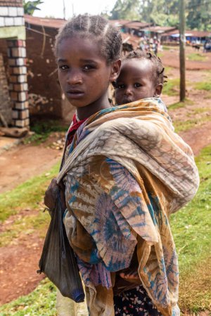 Foto de DORZE, ETIOPÍA - 30 DE ENERO DE 2020: Niñas de etnia Dorze, Etiopía - Imagen libre de derechos