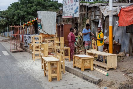 Foto de HAWASSA, ETIOPÍA - 27 DE ENERO DE 2020: Taller de carpintería en Hawassa, Etiopía - Imagen libre de derechos